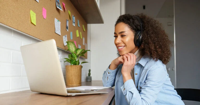 Student practicing TOEFL Listening online